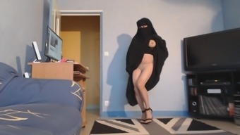 musulmane seins nus en niqab et jilbab
