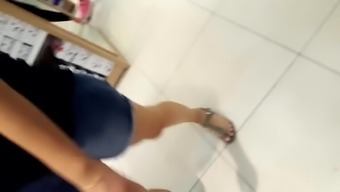 Teen sexy ass legs and feets, in shorts