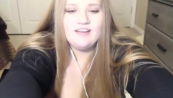 Black BBW toys her horny pussy on webcam