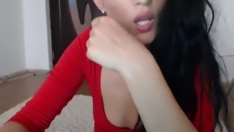 Amateur webcam babe masturbating her horny pussy