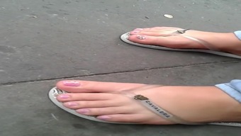 CANDID FEET AT BUS POINT- PIES DE LA CHICA