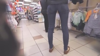 voyeur belle femme italienne canon en jeans au magasin
