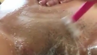 My girlfriend shave her pussy