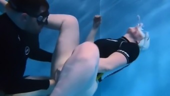 Free-divers underwater fisting