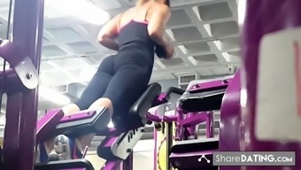 Candid ass & cleavage - gym girl bent over in tights