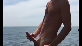 Big cock guy jerk off an cum on beach (danishdenmark)