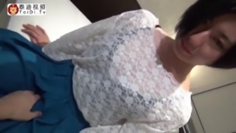 泰迪视频：日本AV高清无码，逼毛旺盛的美女少妇，叫声真的很好听啦。小穴真的很嫩，有高清特写哦！最后内射中出