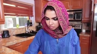 Hijab Teen Ada Creampied