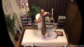 Massage leads Japanese woman to wanna fuck