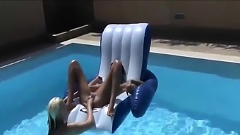 elle fist sa copine dans la piscine