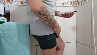 MY maid CATCHES ME BATENU WICKED UP AND SEEING PORN IN THE BATHROOM I WANTED TO SEE TANBEM SAFADINHA
