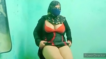 Muslim burqa Bhabhi bathing and getting fucked by me