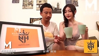 Chinese teen cuckolds her boyfriend during livestream with stepbrother.