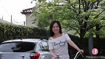 Voyeur catches on camera as young Japanese babe gets filmed
